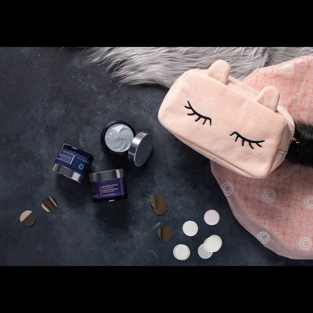 Monat “Masque Trio” holiday set
